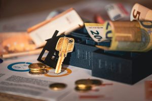 Assurance habitation : astuces pour réduire votre prime alors que 60 % des Français restent fidèles depuis une décennie