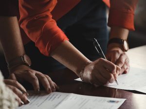 Cadeaux de Noël : découvrez la clause méconnue de votre assurance habitation que 90% des Français oublient de réclamer