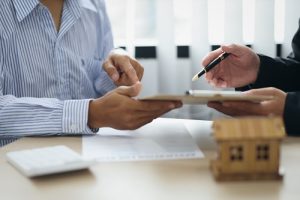 Logement sinistré : doit-on maintenir le paiement du loyer durant les travaux d’impossibilité d’habitation ?