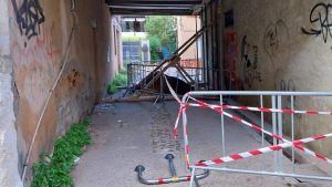 Effondrement nocturne d&rsquo;un mur de porche à Montauban : cinq résidents évacués en urgence, un immeuble déplacé