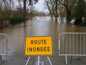 Vers la fin de l&rsquo;indemnisation publique pour certaines catastrophes : un choix controversé qualifié de lâcheté de l&rsquo;État